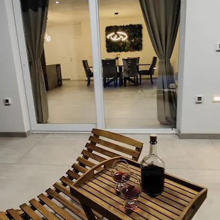Appartement Mame S Privatnim Bazenom, Besplatnim Parkingom I Wi - Fi