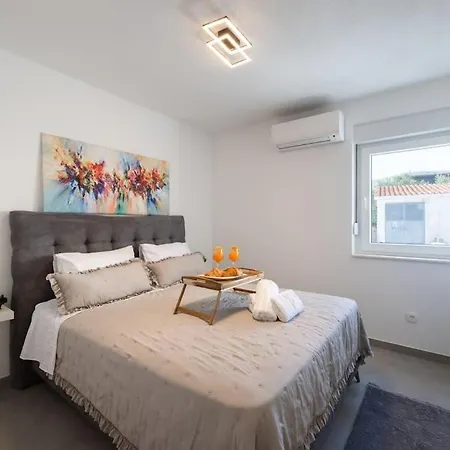 Appartement Mame S Privatnim Bazenom, Besplatnim Parkingom I Wi - Fi Kaštela