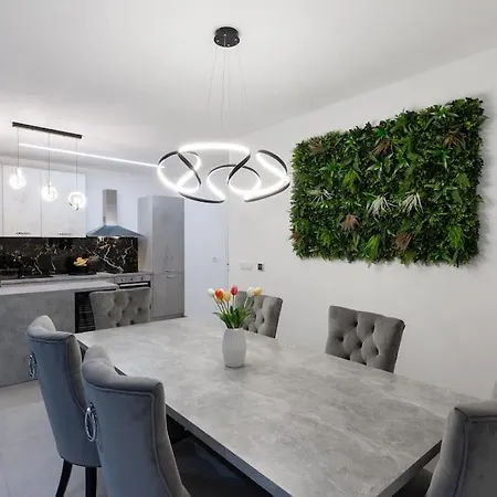 Mame S Privatnim Bazenom, Besplatnim Parkingom I Wi - Fi Kastela