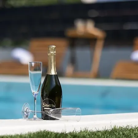 Mame S Privatnim Bazenom, Besplatnim Parkingom I Wi - Fi Kastela