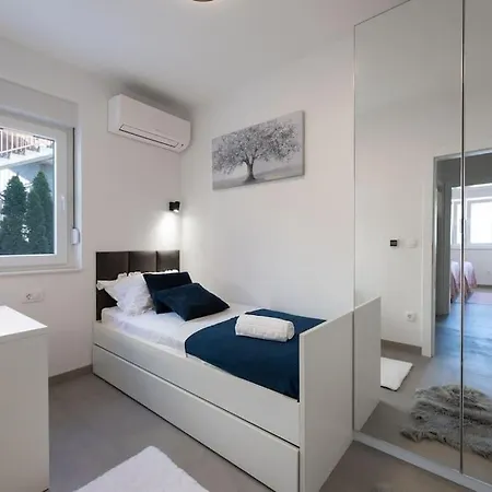 Mame S Privatnim Bazenom, Besplatnim Parkingom I Wi - Fi * Kastela