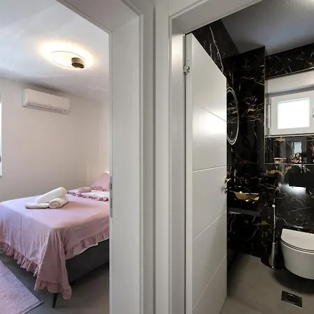 Apartman Mame S Privatnim Bazenom, Besplatnim Parkingom I Wi - Fi Kastela