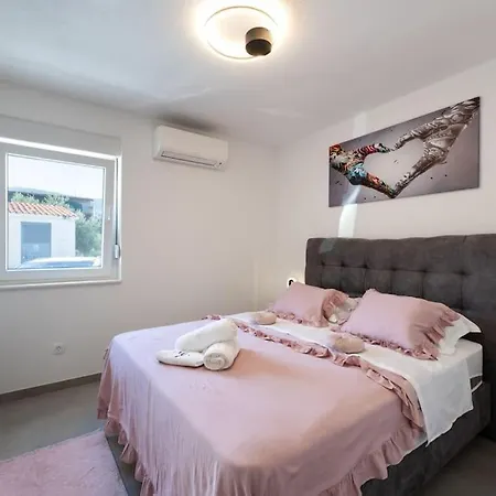 Mame S Privatnim Bazenom, Besplatnim Parkingom I Wi - Fi Apartman *