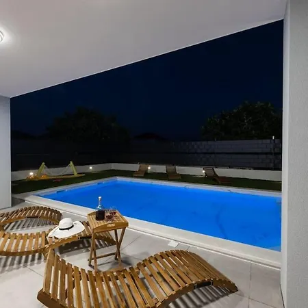 Apartman Mame S Privatnim Bazenom, Besplatnim Parkingom I Wi - Fi Kastela