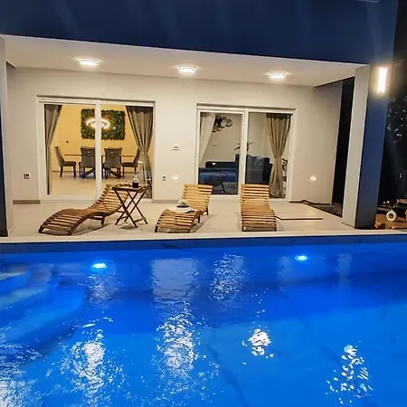 Mame S Privatnim Bazenom, Besplatnim Parkingom I Wi - Fi