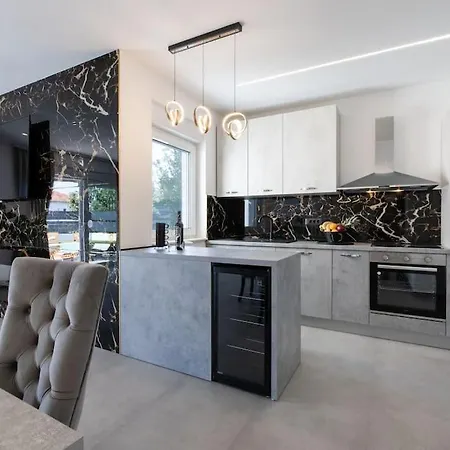 Mame S Privatnim Bazenom, Besplatnim Parkingom I Wi - Fi Apartman